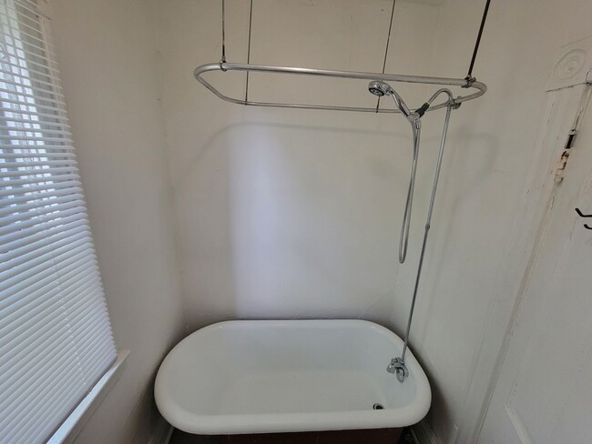 Building Photo - AVAILABLE JULY - 3 BED 1 BATH