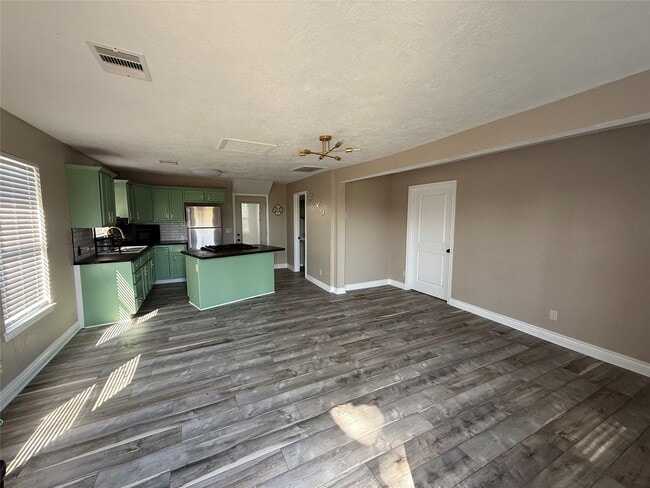 Building Photo - 642 5th St