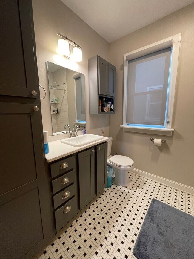 Building Photo - Updated 2 Bedroom + Den House in Downtown Madison!