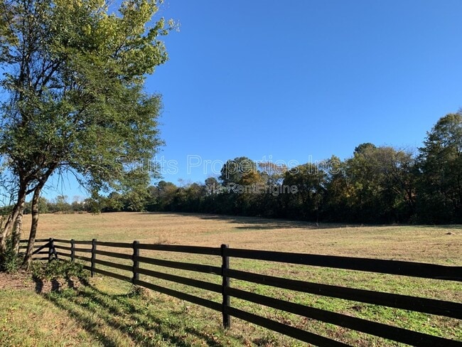 Building Photo - 1924 Chisholm Rd