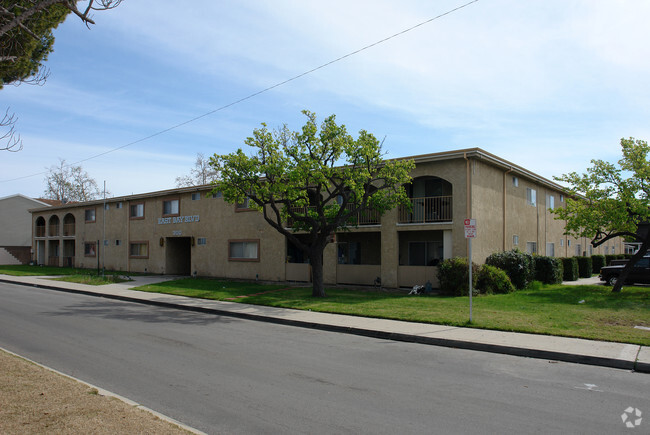 Building Photo - East Bay Blvd