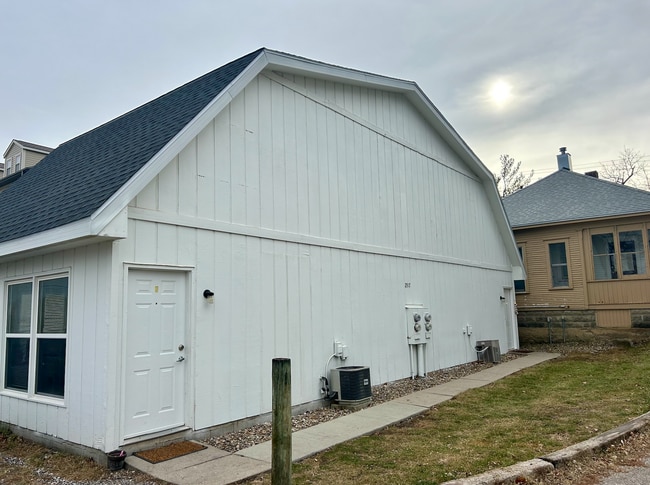 Building Photo - 2317/2319 Knapp Street Ames IA 50014