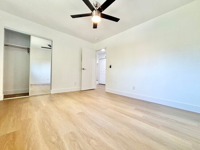 Building Photo - 327 S Ave 59
