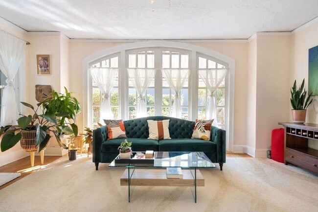 Building Photo - Rich Mediterranean Style Home - Separate Living Quarters 3 Bedrooms + office, 2 Kitchens - Walkth...