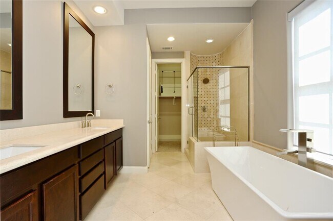 Building Photo - 3216 McKinney St