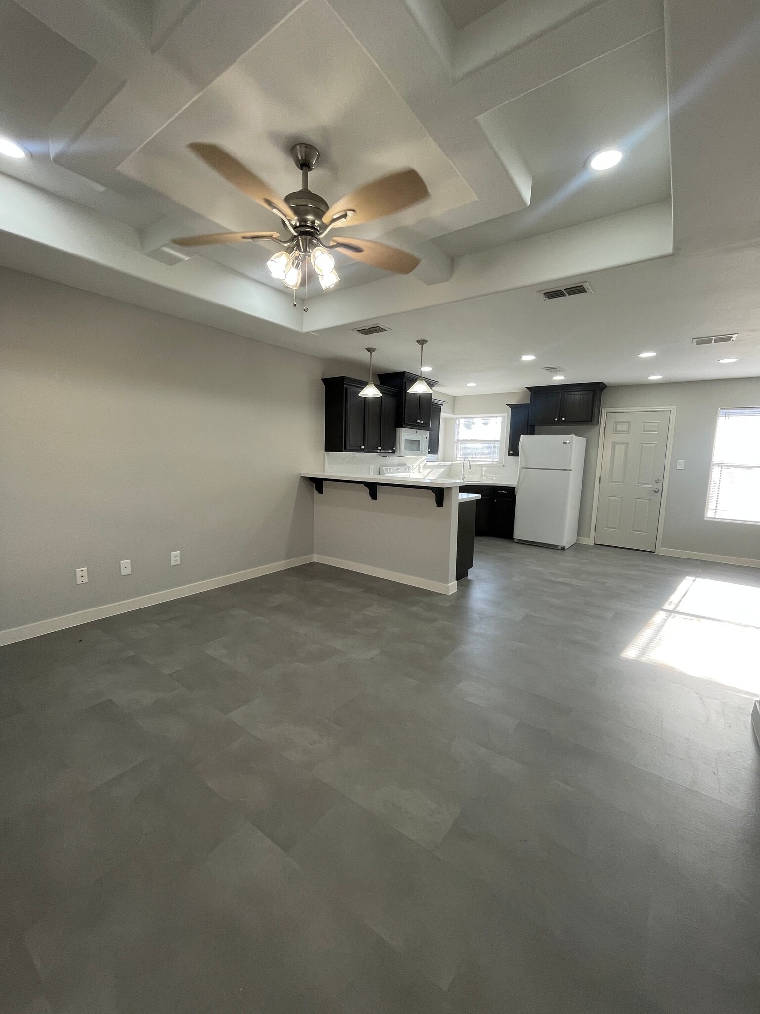 Building Photo - 404 E 2nd St