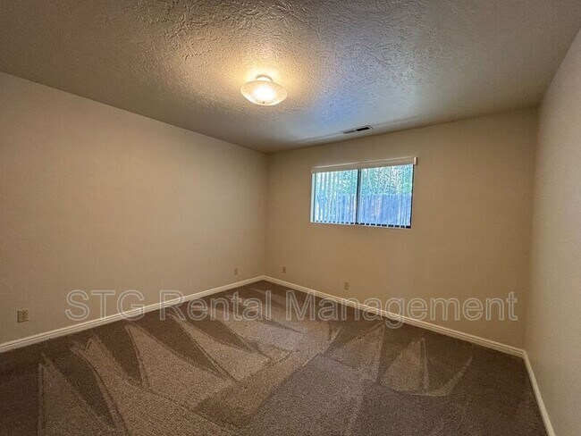 Building Photo - 325 N Main St