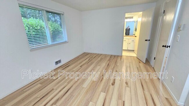 Building Photo - 6449 Lewis NE Dr