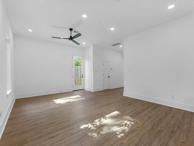 Building Photo - 867 Mansfield St