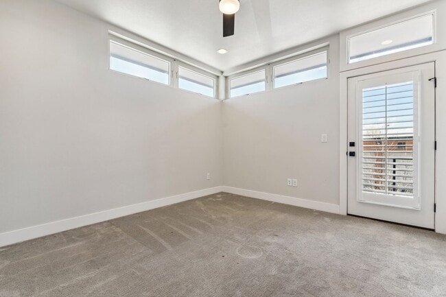 Building Photo - Like New Townhome Available Now-Denver