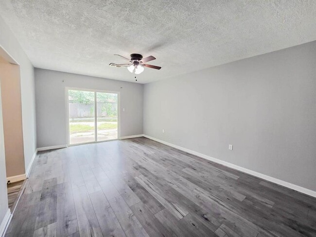 Building Photo - 215 W North Hill Dr