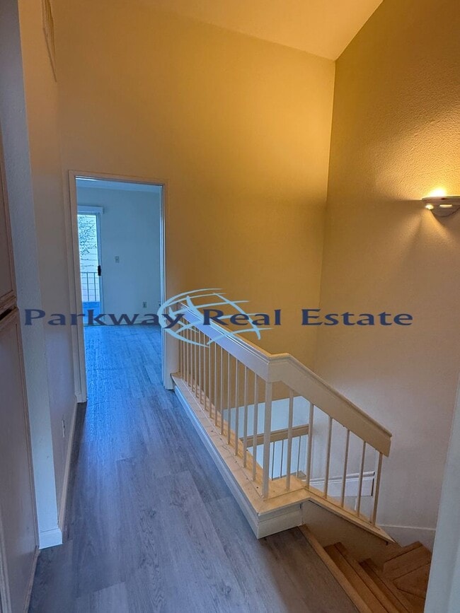 Building Photo - 2 Bedroom Townhome