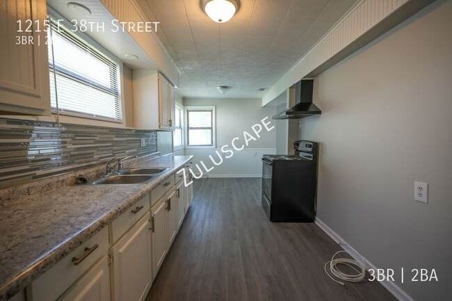 Building Photo - 1215 E 38th St