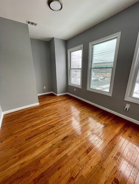 Building Photo - 345 Kaplan Ave