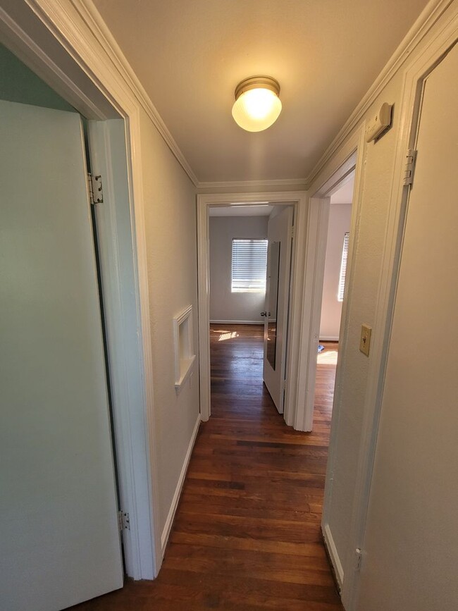 Building Photo - Renovated 2 bed 1 bath Spacious apt in the...