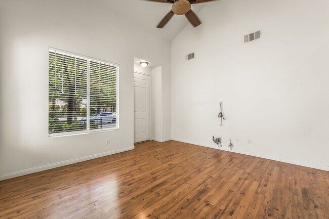 Building Photo - 3 Bedroom, 2 bathroom, 2 Car Garage Home i...
