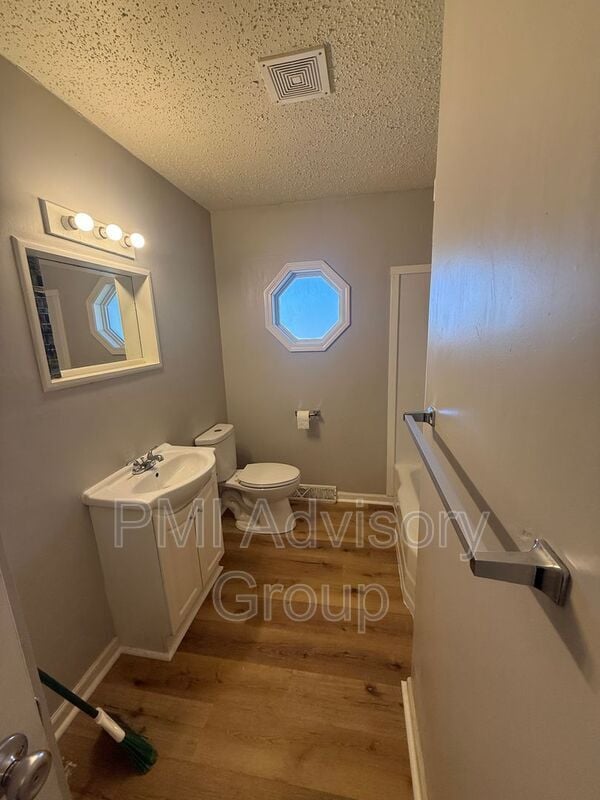 Building Photo - 1805 SW Clearview Cir