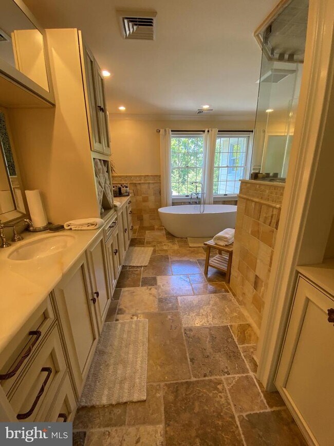 Building Photo - 6 Linden Ln