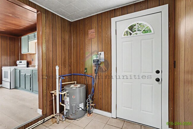 Building Photo - 4206 S Shore Dr