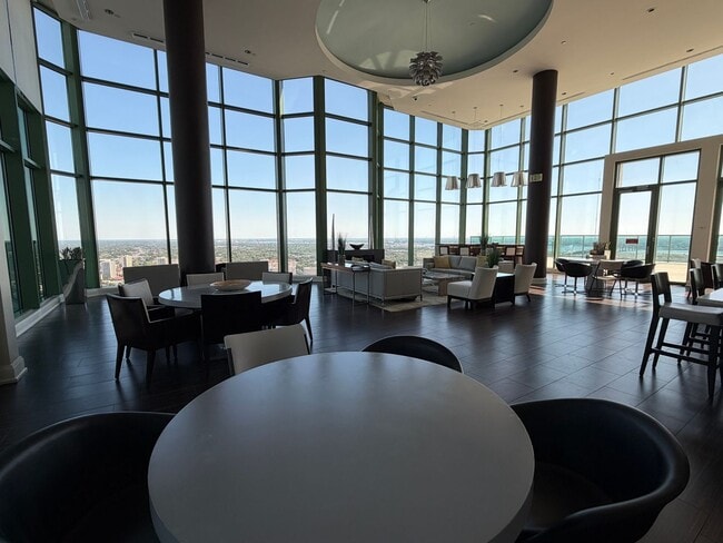 Building Photo - The Peninsula #1706