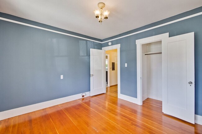 Building Photo - Updated Bungalow located in Downtown Redwood City & 15 miles from SF International Airport