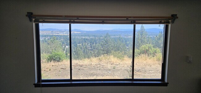 Building Photo - 2 Bed 1 Bath Daylight Basement property. P...