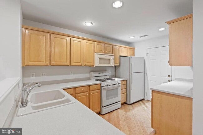 Building Photo - 1925 Crescent Park Dr