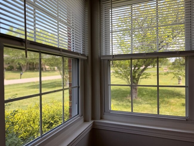 Building Photo - Hilltop Charm in Floyds Knobs – Spacious All-Brick Beauty with Room to Grow!