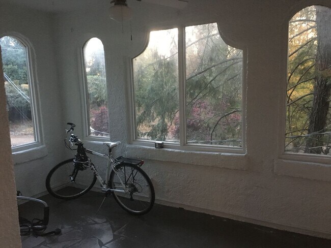 Building Photo - Knoxville 37919 - Rare opportunity to rent a historic European-style Condo with 2 bedrooms and 2 ...