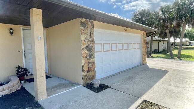 Building Photo - Available JUNE 2025 in heart of Sebastian