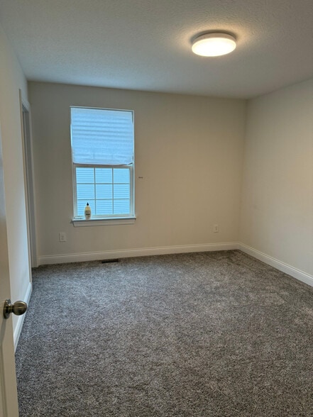 Building Photo - 10054 Viburnum Dr