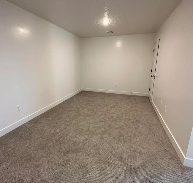 Building Photo - DOG FRIENDLY! Beautiful 3 Bedroom Townhome!