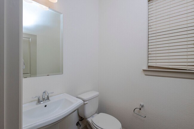 Building Photo - This house offers beautiful open floor plan with high ceilings and lots of natural light.