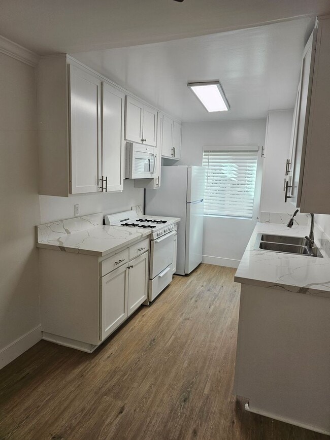 Interior Photo - 10970 Palms Blvd