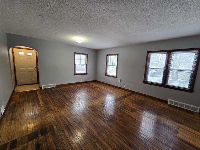 Building Photo - 401 Charles St