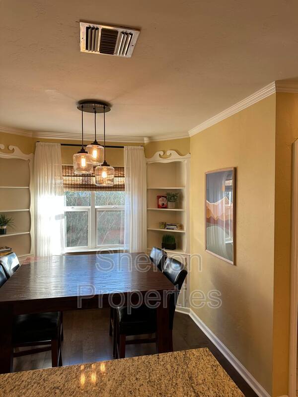 Building Photo - 2026 N Laurel Ave