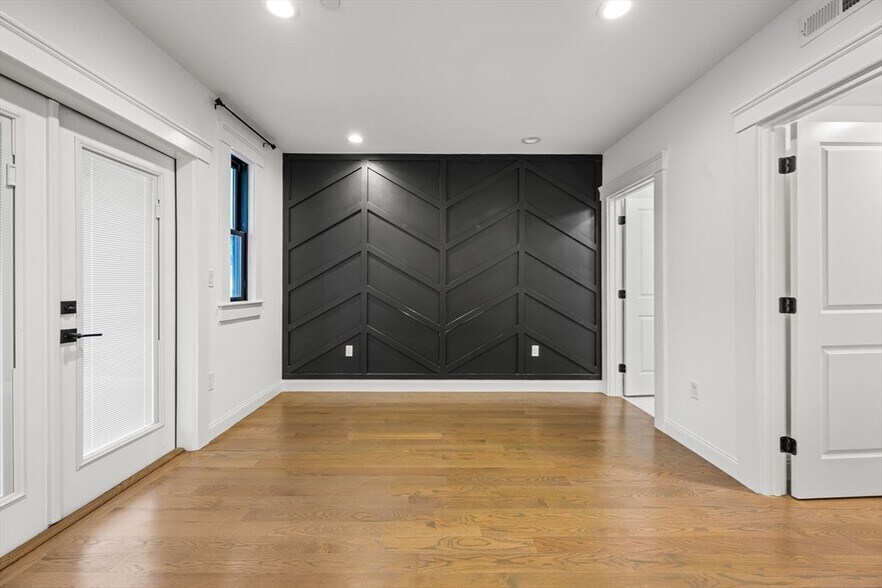 Building Photo - 230 E Eagle St