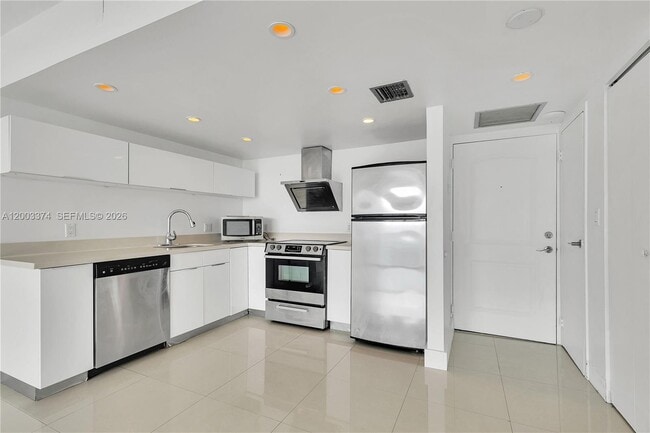 Building Photo - 100 Bayview Dr