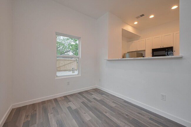 Building Photo - AFFORDABLE 4BD/2.5BA SINGLE HOUSE!