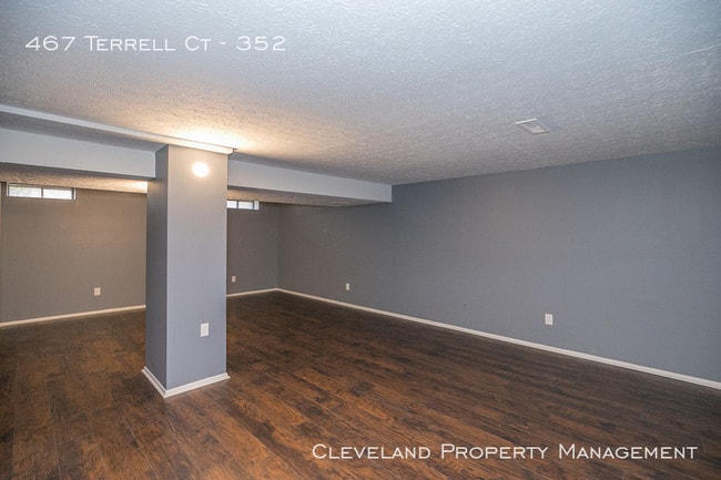 Building Photo - 2 Bedroom Richmond Hts Condo