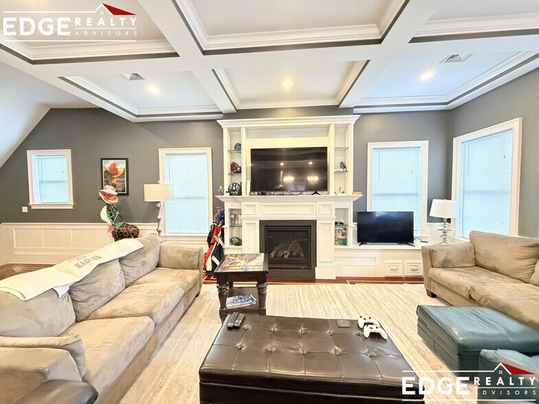 Building Photo - 642 E 3rd St