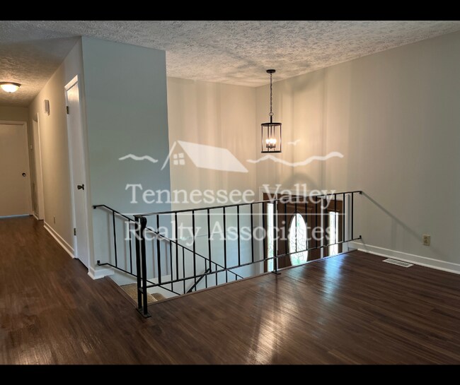 Building Photo - MOVE IN READY! Spacious 4 bed/2.5 bath spl...