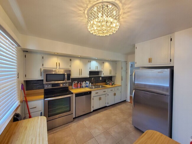 Building Photo - Single family, bi-level home with 4-bedrooms (one bedroom on ground level), 2.5 bathrooms, attach...