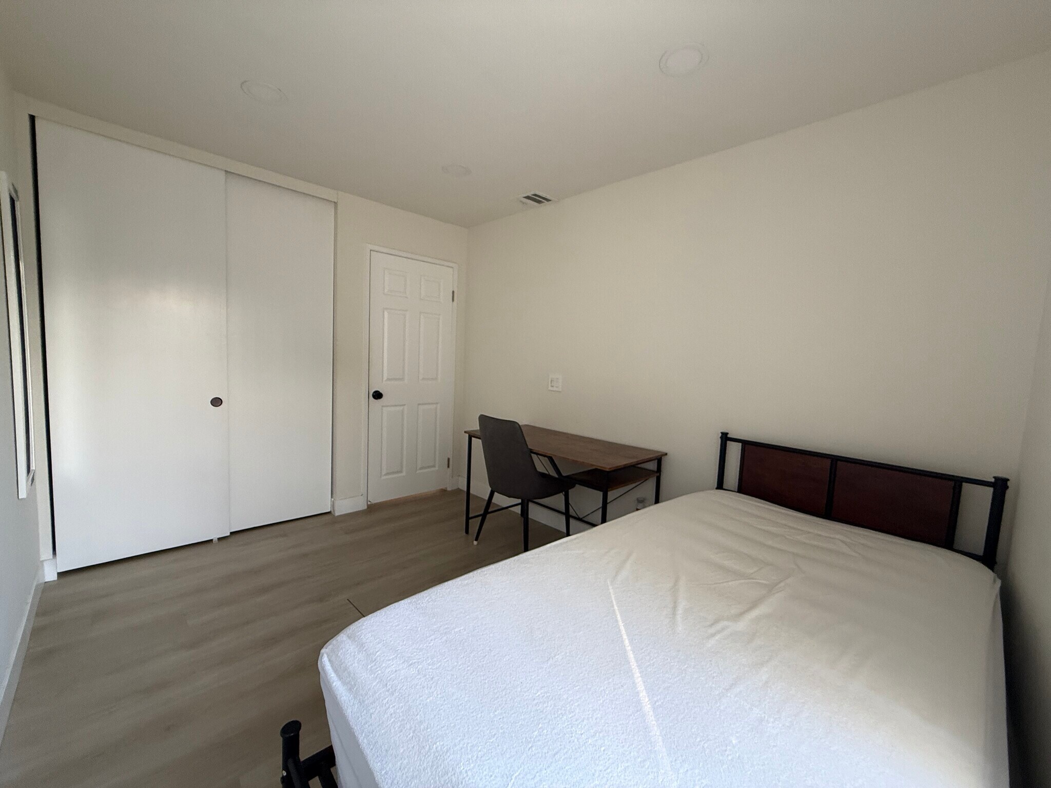Available bedroom - 4639 Executive Dr