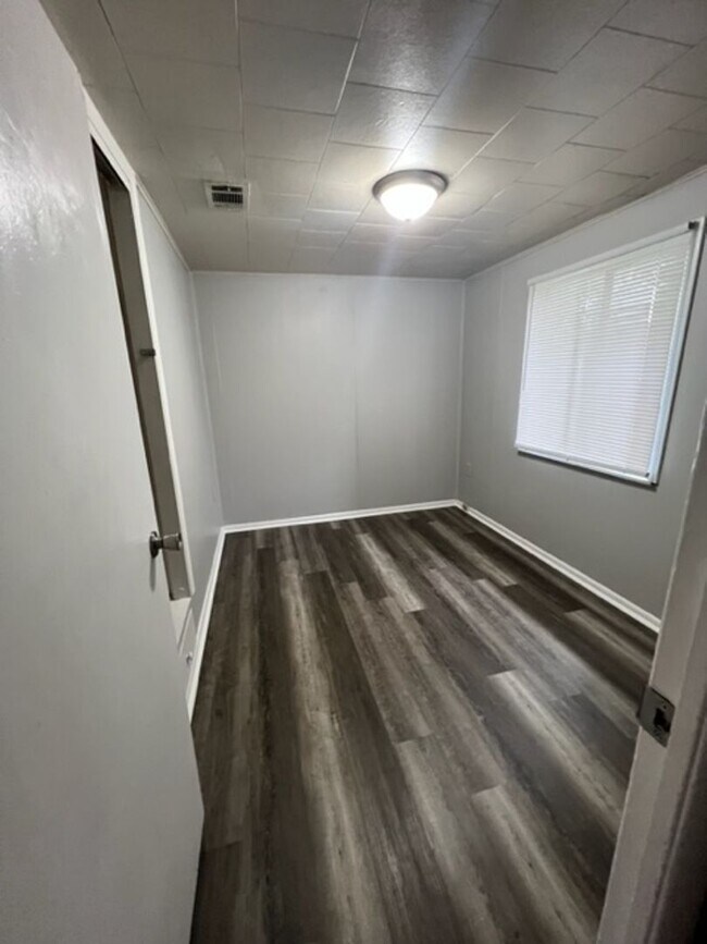 Building Photo - 601 Cedarwood Dr