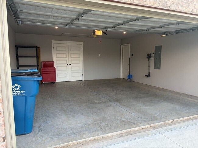 Building Photo - 613 Jackson Ln