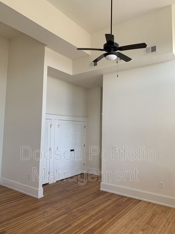 Building Photo - 900 St James St