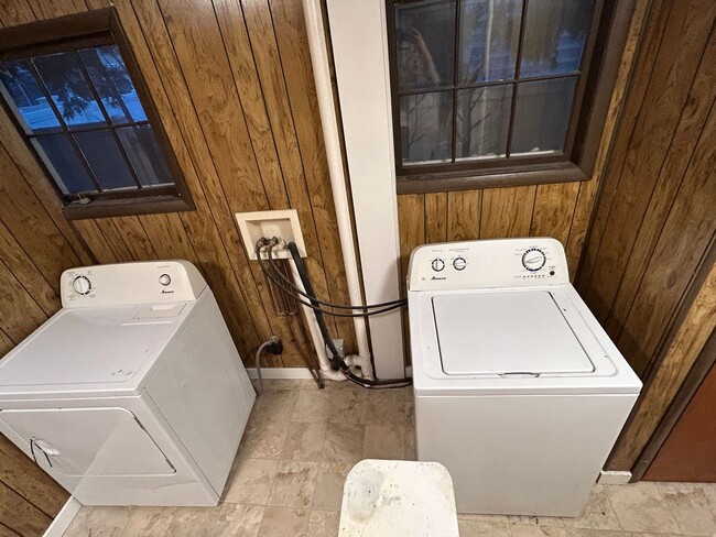 Building Photo - 3 BR/1.5 BA