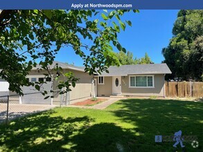 Building Photo - Very Nice 3 Bedroom 1.5 Bath Home-Located ...