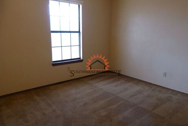 Building Photo - Lovely 3 bedroom 2 bathroom brick home wit...